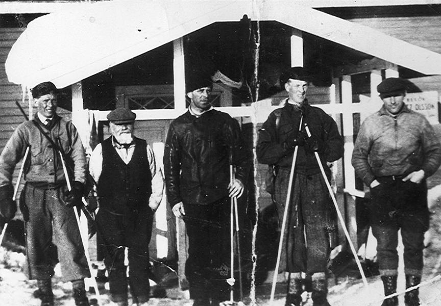 Lainio 09 E.jpg - Erik Mikko "Erkkinen" med skägg och längst till höger hans son Viktor E Eriksson.